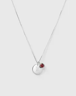 Närbild Syster P Beloved Birthstone januari granat silver – månadssten med bokstavsberlock