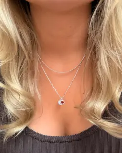 Beloved Birthstone January Silver på kedja – Syster P månadssten granat silver