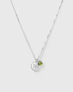 Närbild Syster P Beloved Birthstone augusti peridot silver – månadssten med bokstavsberlock