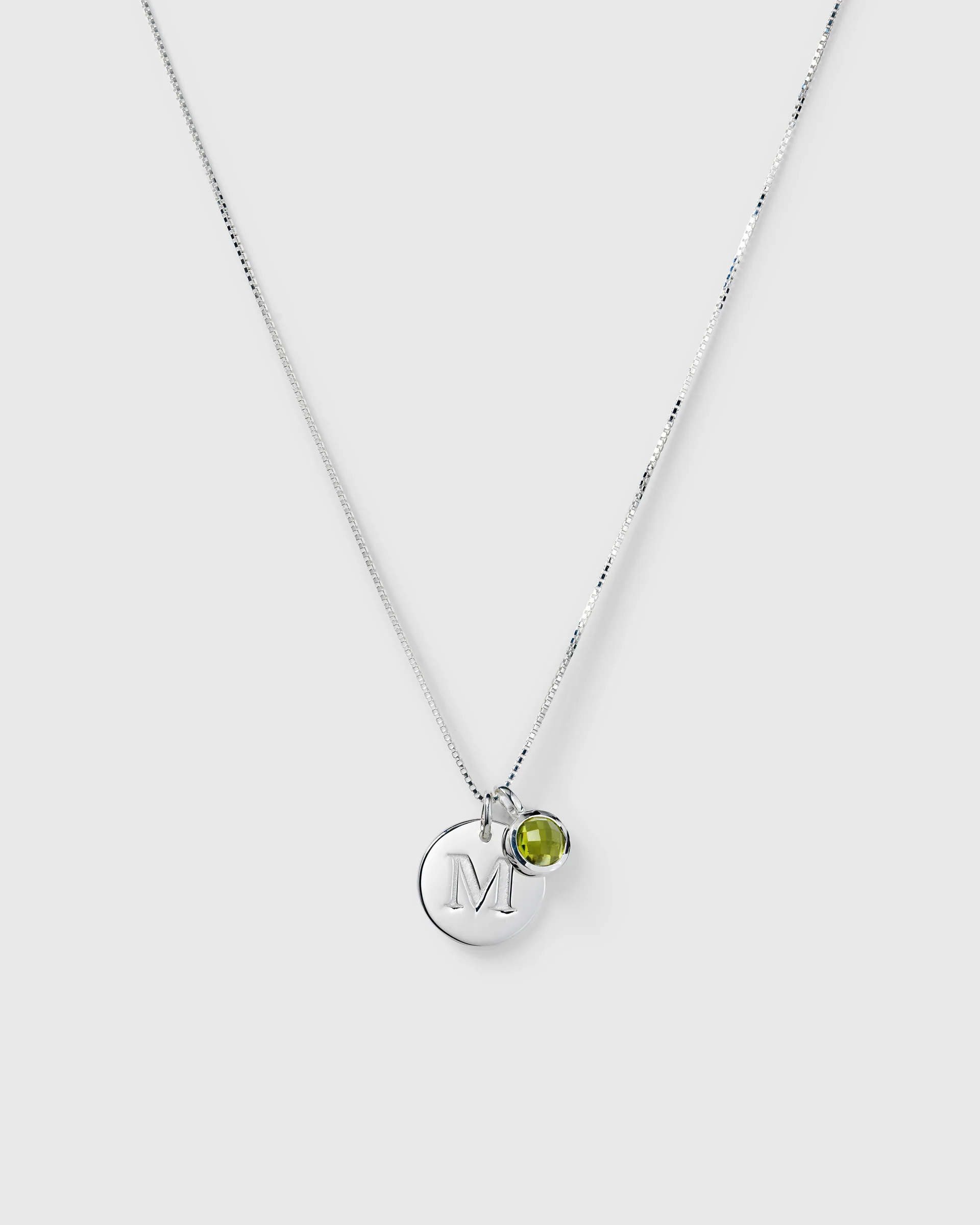 Närbild Syster P Beloved Birthstone augusti peridot silver – månadssten med bokstavsberlock