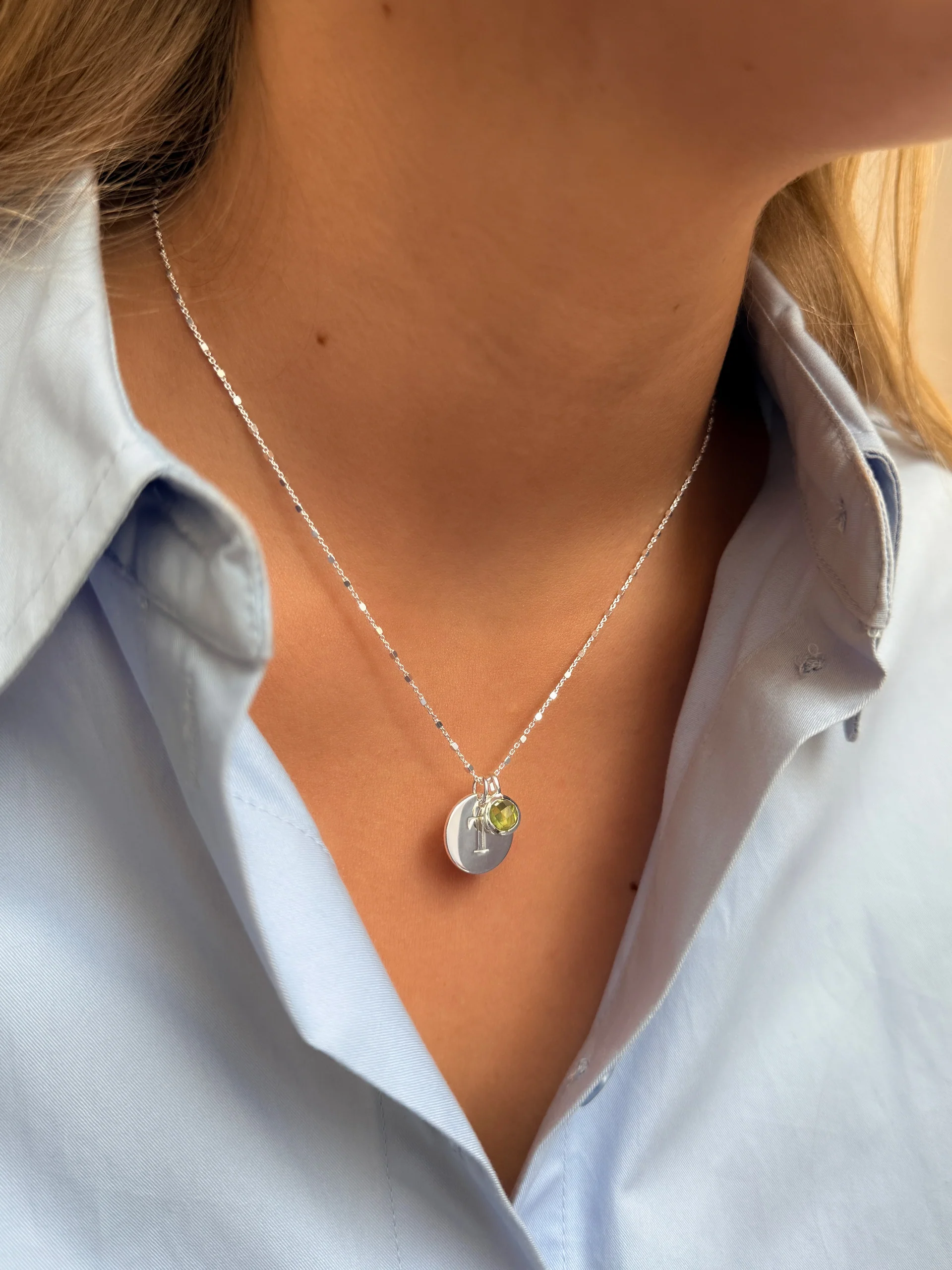 Beloved Birthstone August Silver på kedja – Syster P månadssten peridot med bokstavsberlock