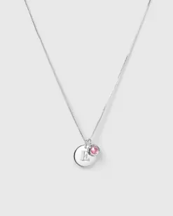 Närbild Syster P Beloved Birthstone oktober rosa turmalin silver – månadssten med bokstavsberlock