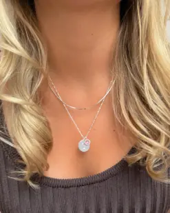 Beloved Birthstone October Silver på kedja – Syster P månadssten rosa turmalin med bokstavsberlock