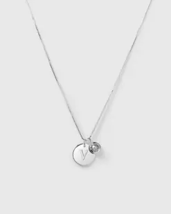Närbild Syster P Beloved Birthstone april vit topas silver – månadssten med bokstavsberlock
