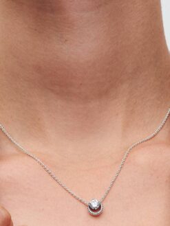 Pandora Collierhalsband med Glittrande Runt Hänge på modell – sterlingsilver CZ Pandora Timeless