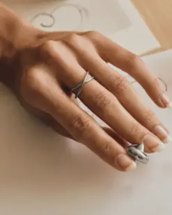 Närbild Edblad Alexa Ring S Silver – X-form detalj i rostfritt stål