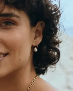 Edblad Breeze Hoops S Gold närbild med pärlor och guldpläterade detaljer