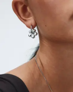Blomformade hoops i silver från Edblad