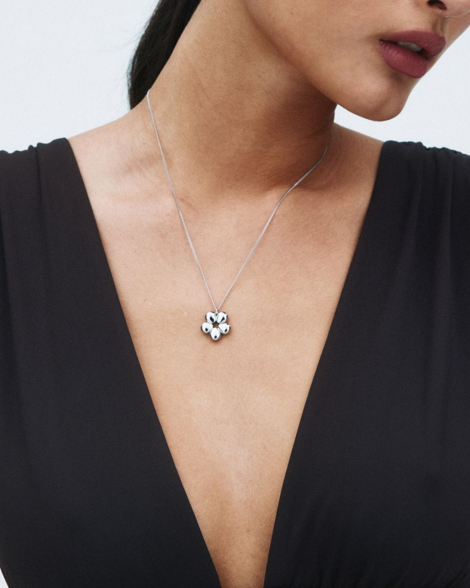 Silverhalsband med blomdesign större modell från Edblad