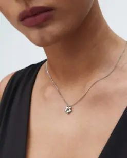 Silverhalsband med blomdesign från Edblad