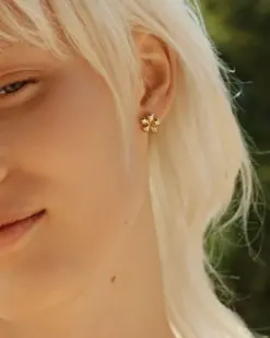 Edblad Daisy Studs Gold närbild av blomformade örhängen i guld