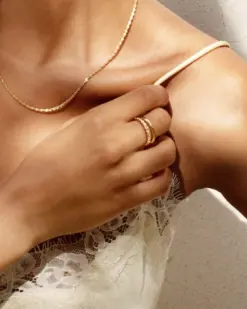 Närbild Edblad Grace Ring Gold – kubiska zirkoner och slät guldskena