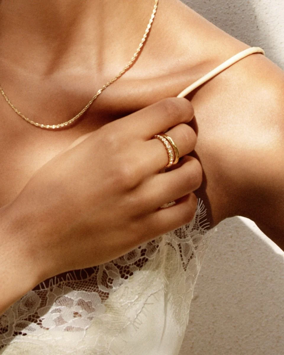 Närbild Edblad Grace Ring Gold – kubiska zirkoner och slät guldskena