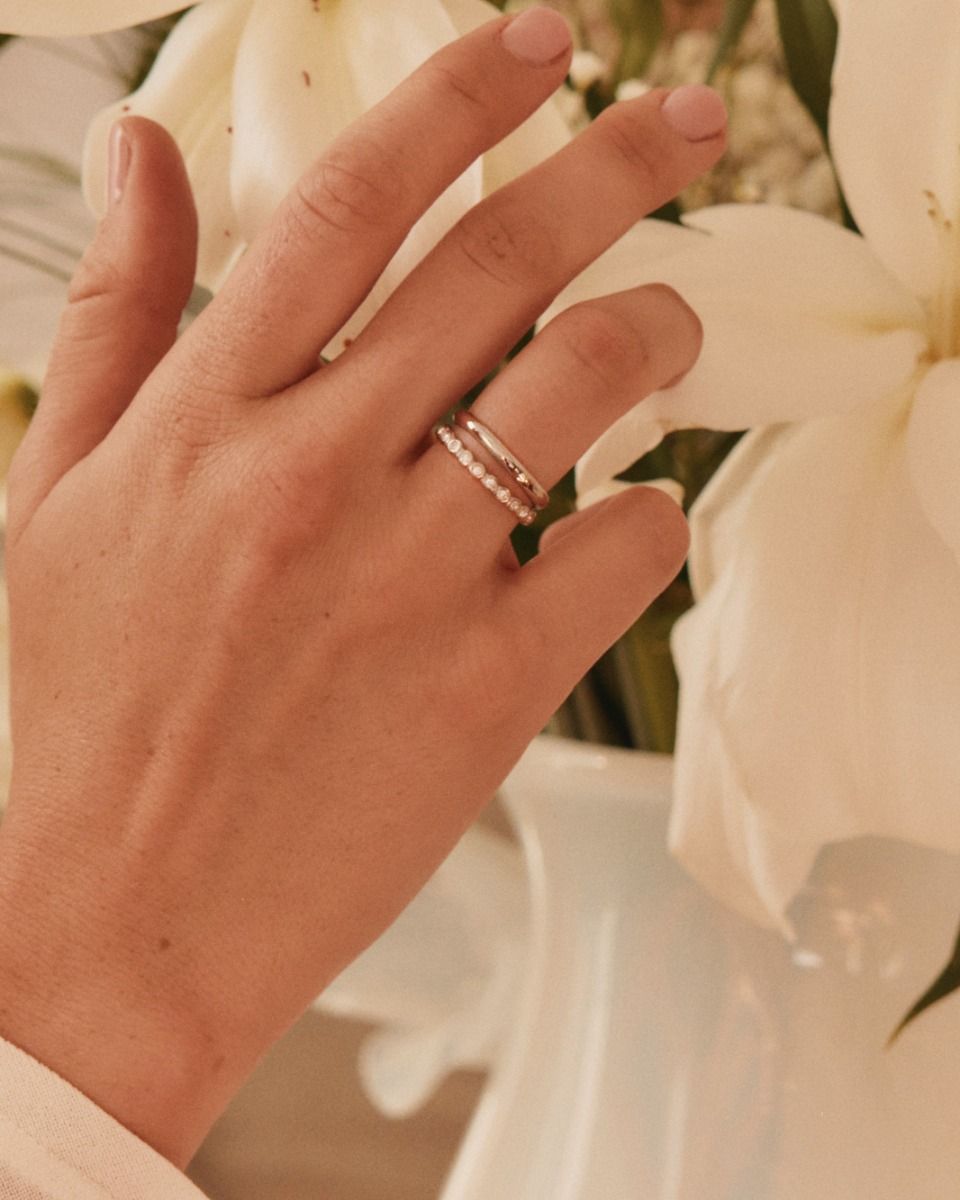 Närbild Edblad Alexa Ring S Silver – X-form detalj i rostfritt stål