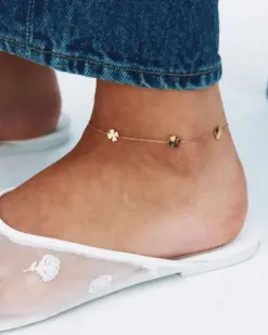 Närbild Edblad Lucky Mini Anklet Multi Gold – fyrklöver detalj i 14K guld