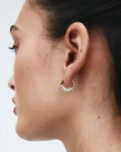 Edblad Monarch Hoops S Gold på modell diskret vardagslook