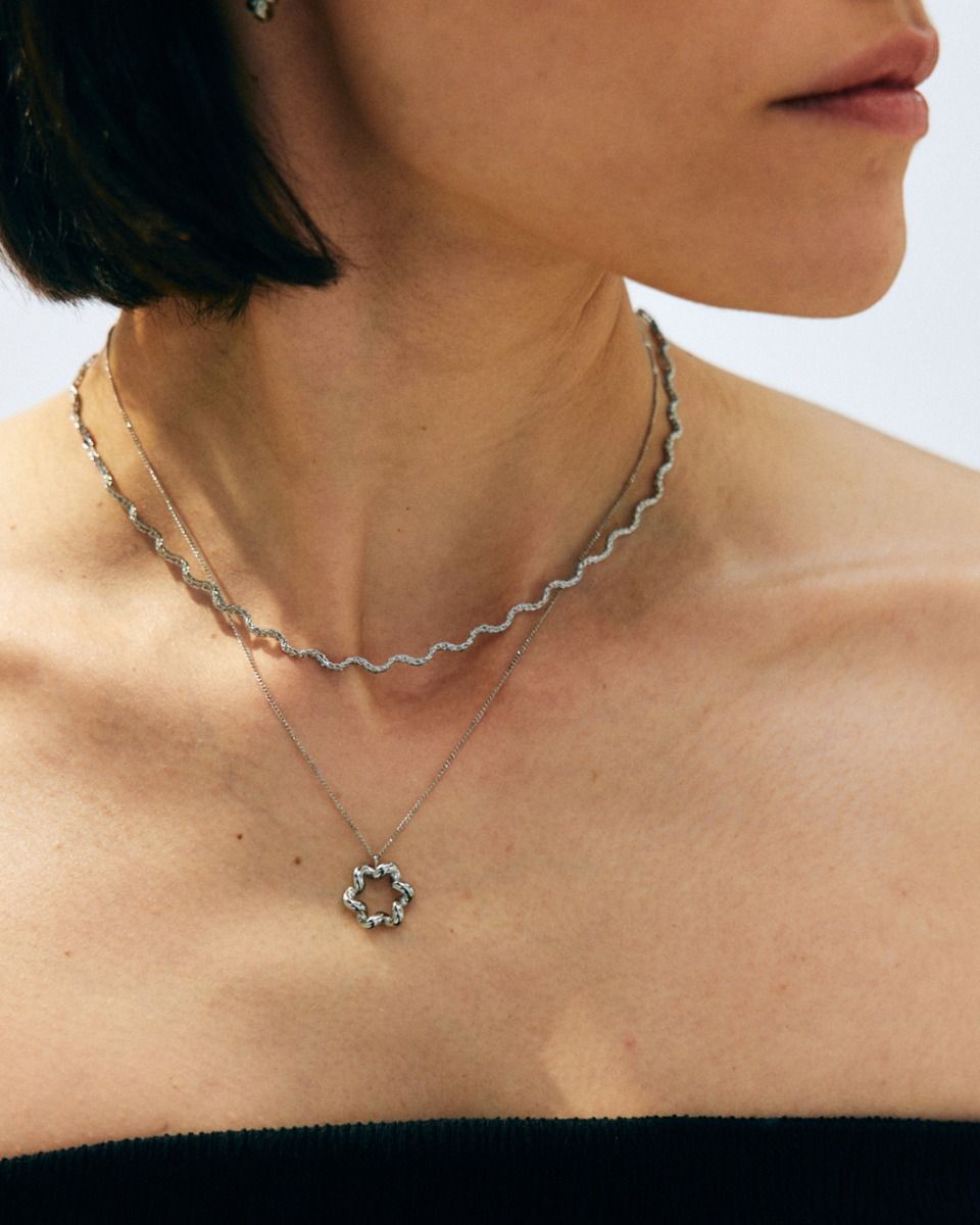 Minimalistiskt silverhalsband med spiraldesign från Edblad