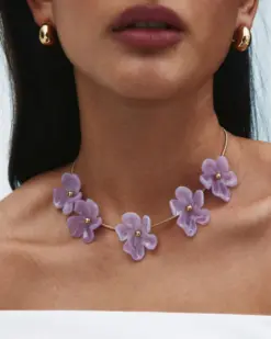 Halsband med blomdesign och rosa sten från Edblad