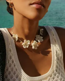 Halsband med blomdesign och vit sten från Edblad