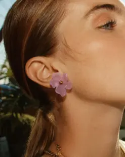 Blomformade örhängen med rosa sten och guldplätering från Edblad
