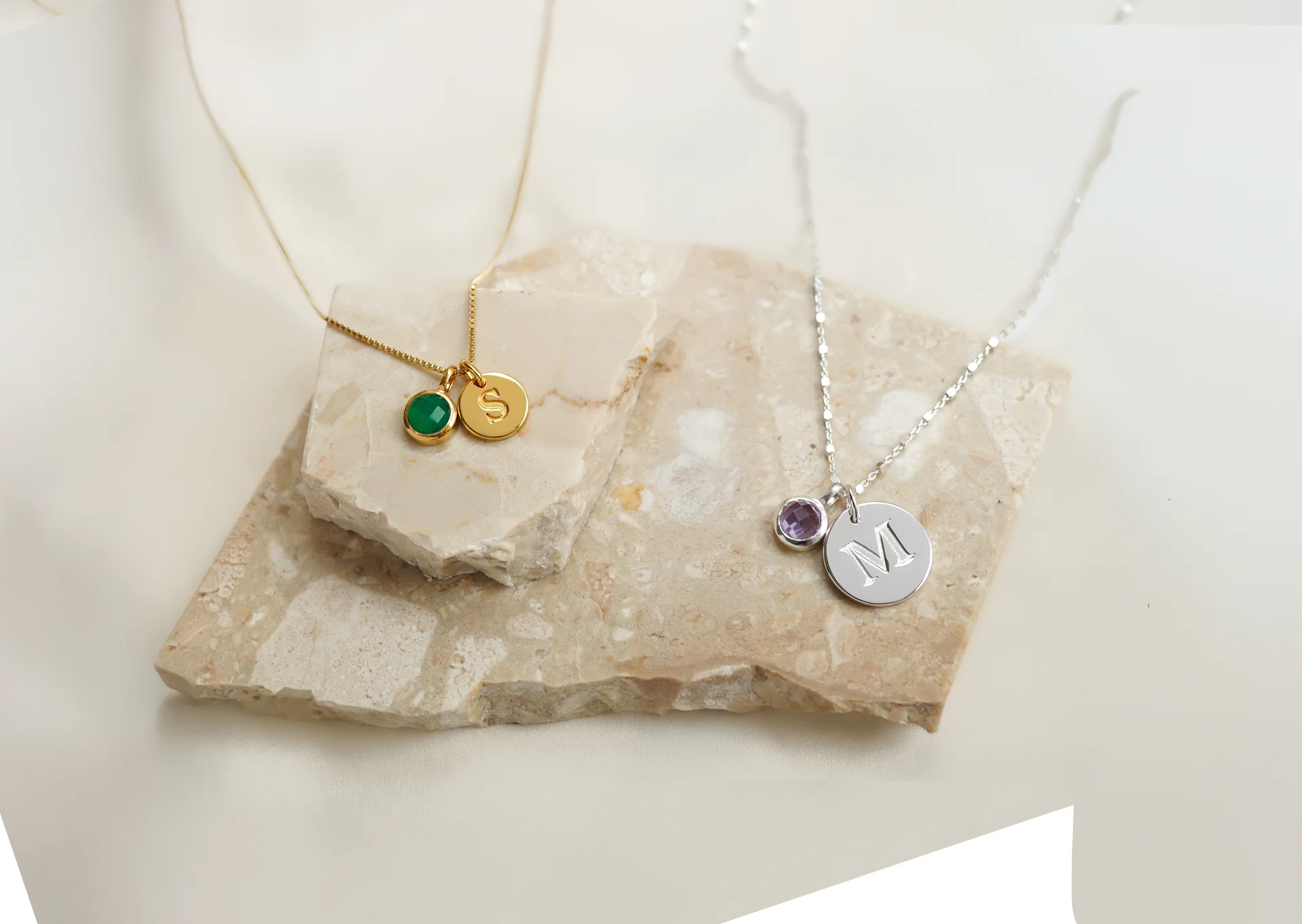 Syster P berlocker Beloved Birthstone – handgjorda berlocker med naturliga månadsstenar i silver och guld