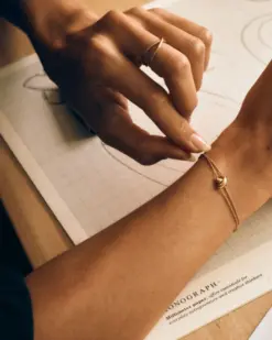 Edblad Alexa Ring S Gold på finger – styling med Alexa-kollektion