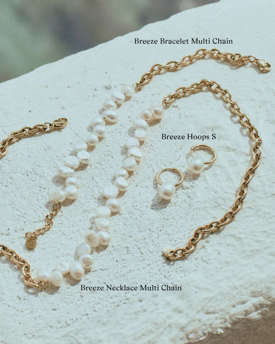 Små guldpläterade hoops från Edblad med sötvattenspärlor