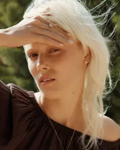 Små guldörhängen i blomform från Edblad