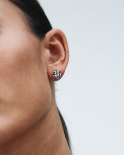 Edblad Daisy Studs Silver närbild av blomformade örhängen