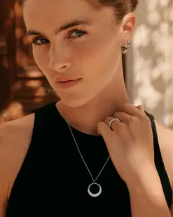 Edblad Monarch Hoops S Silver på modell diskret vardagslook