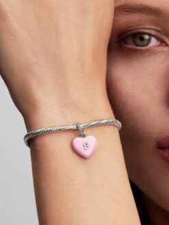 Pandora rosa hänglåsberlock keramik hjärta på modell Moments-armband – kärlekspresent Alla hjärtans dag