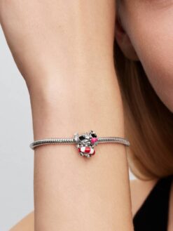 Pandora Stitch Summer Fun berlock på modell Moments-armband – Disney x Pandora sommar 2026 present