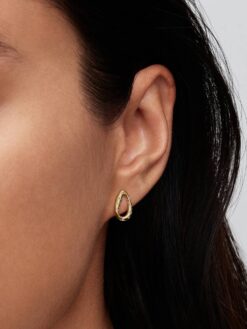 Pandora 264659C01 närbild – organisk oval roséguld sötvattenspärla Pandora Essence stiftörhängen