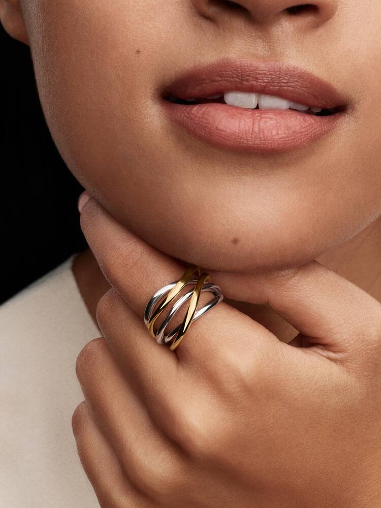 Pandora Tvåfärgad Sammanflätad Ring på modell – silver och guld Pandora Essence bandring