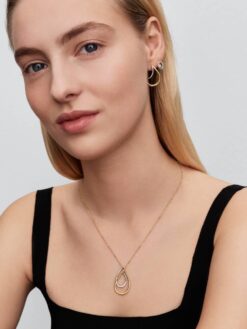 Pandora Organiskt Formade och Dubbla Hoops på modell – sterlingsilver creoler modern stil