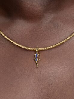 Pandora alligator berlock på modell med Moments-armband i guld – djurberlock vildmarken present
