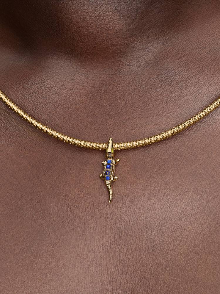 Pandora alligator berlock på modell med Moments-armband i guld – djurberlock vildmarken present