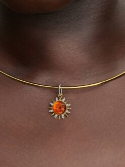 Pandora snurrande sol tvåfärgad hängberlock på modell Moments-armband – guld orange Muranoglas 2026