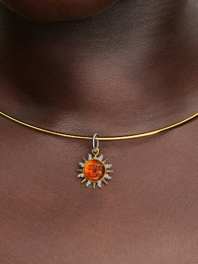 Pandora snurrande sol tvåfärgad hängberlock på modell Moments-armband – guld orange Muranoglas 2026