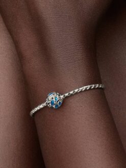 Pandora simmande fiskar öppen berlock på modell Moments-armband – marin sommar hav 2026 present dam