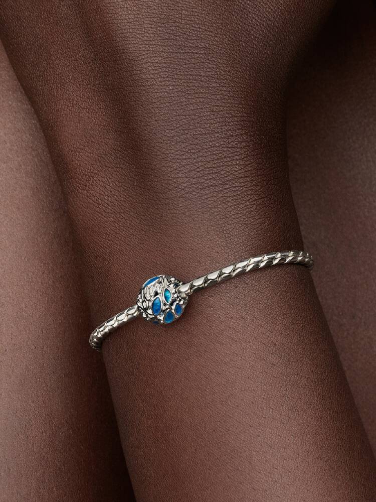 Pandora simmande fiskar öppen berlock på modell Moments-armband – marin sommar hav 2026 present dam