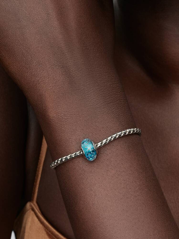 Pandora turkosfärgat muranoglas berlock på modell Moments-armband – sommar hav turkos present 2026