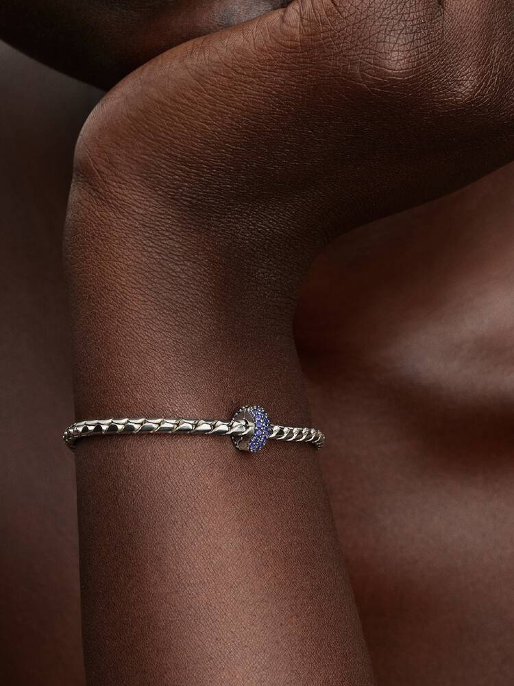 Pandora klarblå clipberlock öppen – silikonfäste funktion sterlingsilver klämstopp Moments 2026