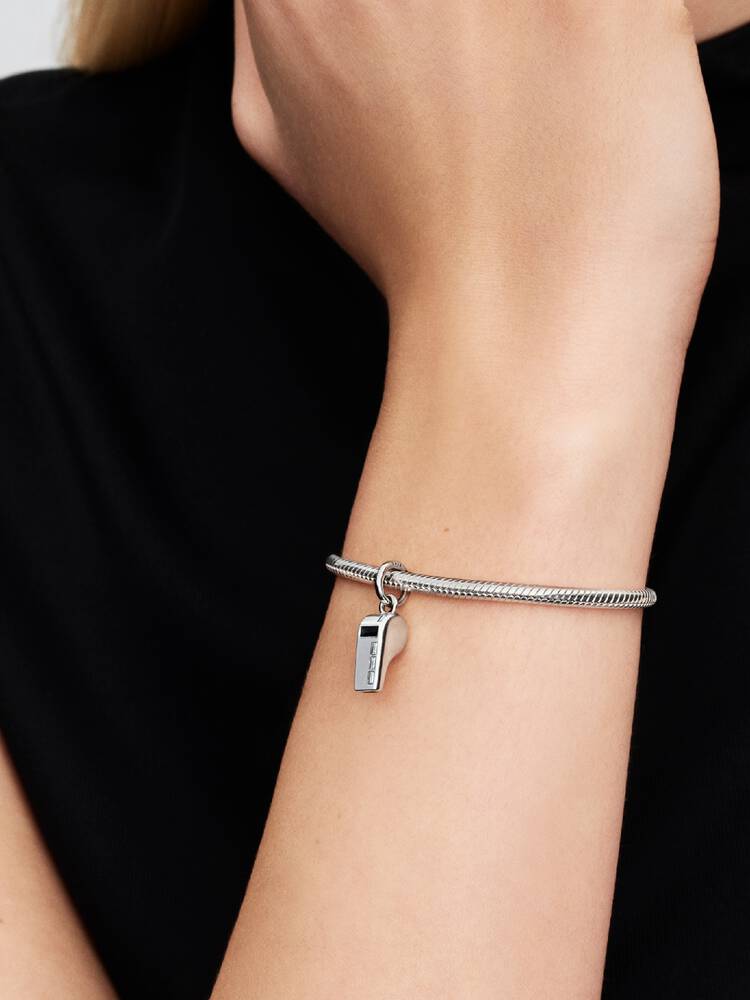 Pandora domarvisselpipa hängberlock på modell Moments-armband – sport fotboll VM 2026 present dam