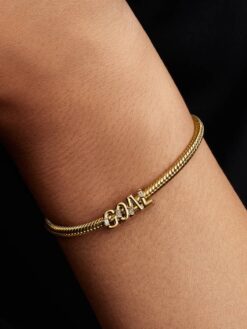 Pandora Mål berlock på modell med Moments-armband i guld – GOAL berlock present examen