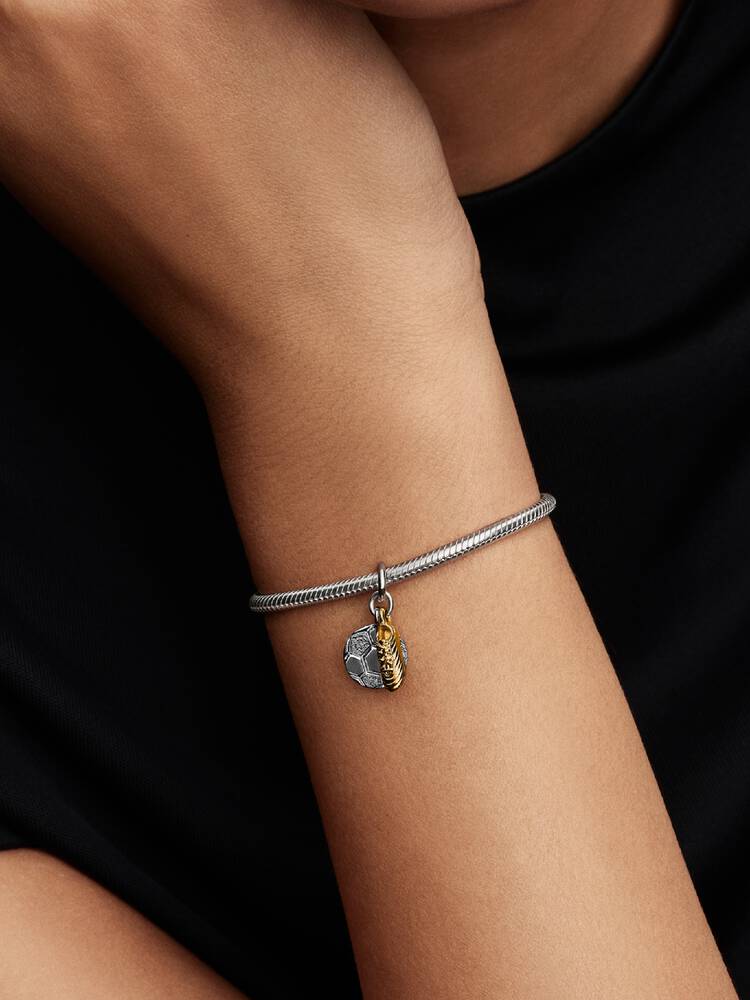 Pandora fotbollssko dubbel hängberlock på modell Moments-armband – sport fotboll present dam