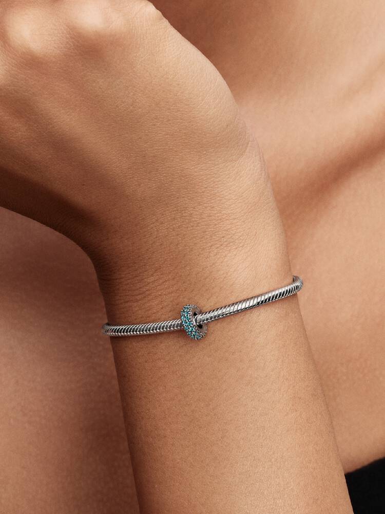 Pandora mellanled isblå sten på modell Moments-armband – clipberlock organiserar berlocker blå silver