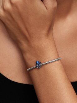 Pandora blå bläckfisk berlock på modell med Moments-armband – marin 2026 havsberlock present