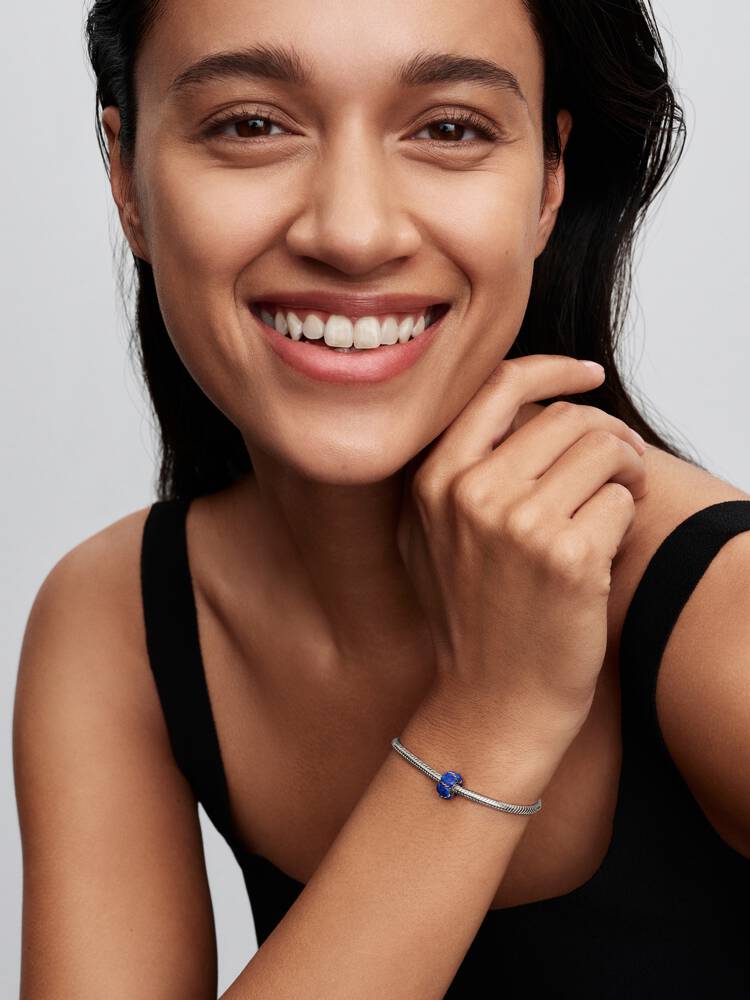 Pandora Havsboj berlock på modell – havstema Pandora Moments-armband med silver