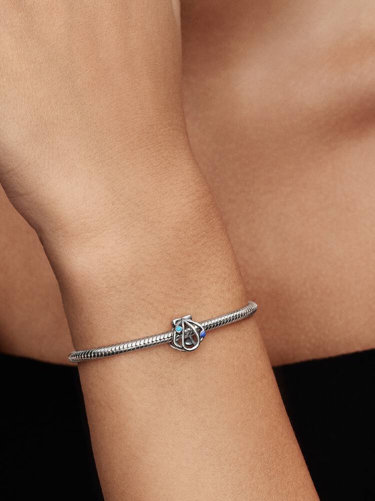 Pandora Snäckberlock med emalj på modell – havsinspirerat Pandora-armband